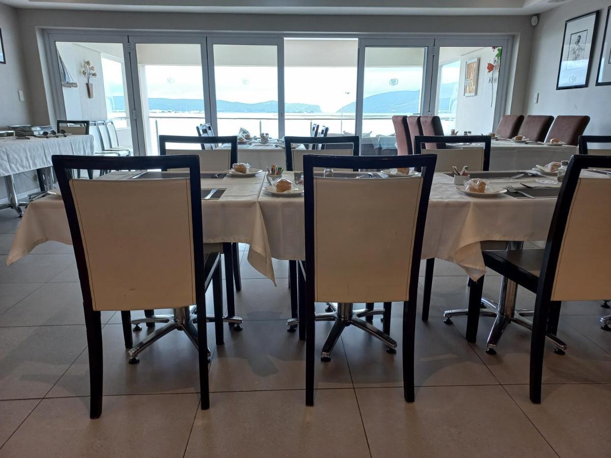 Phoenix Lodge And Waterside Accommodation Knysna Esterno foto
