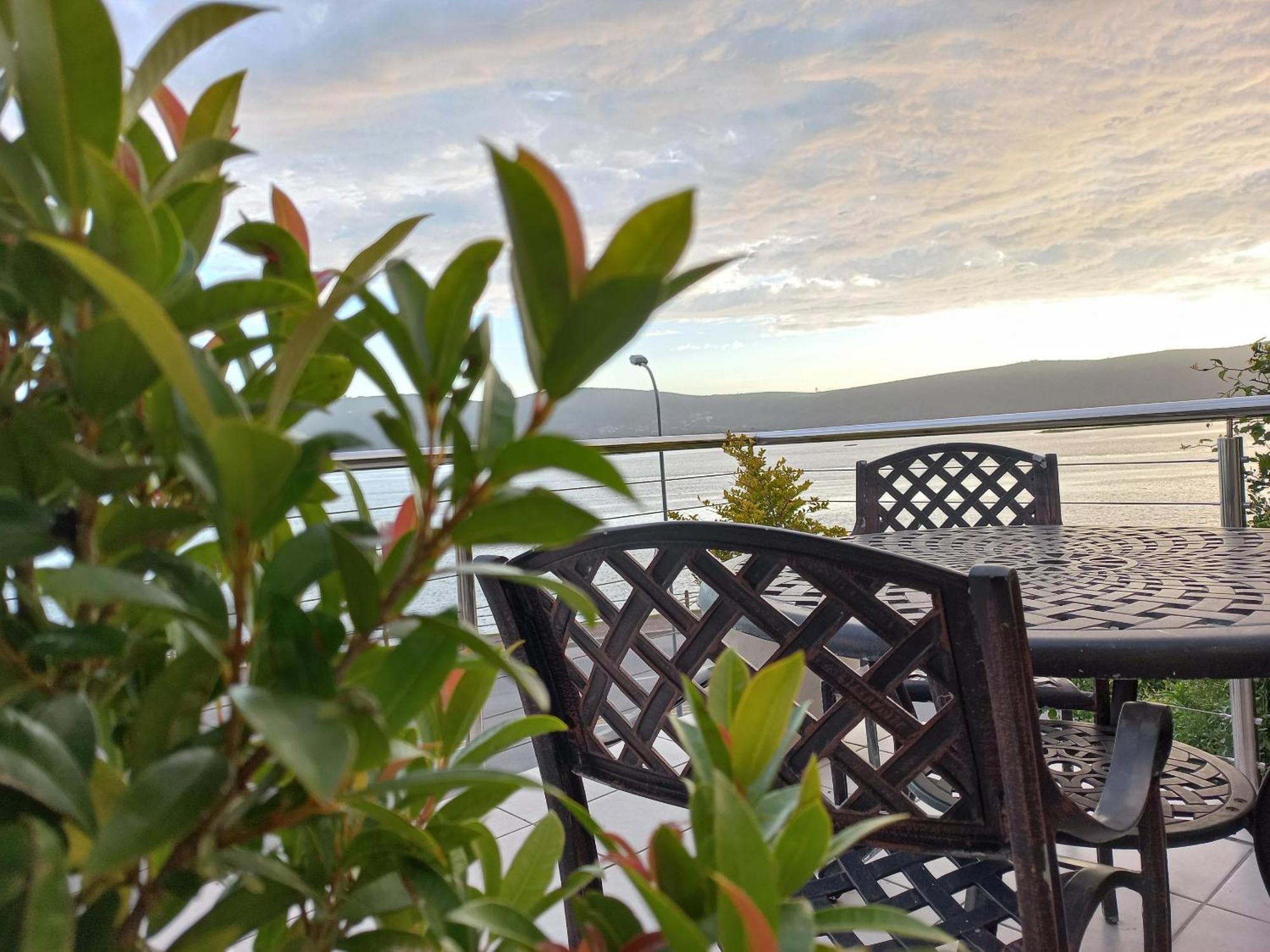 Phoenix Lodge And Waterside Accommodation Knysna Esterno foto